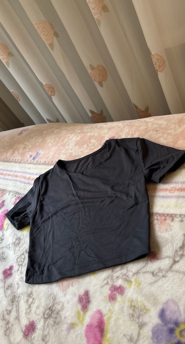 Siyah Kısa Kollu Crop Top - Görsel 2