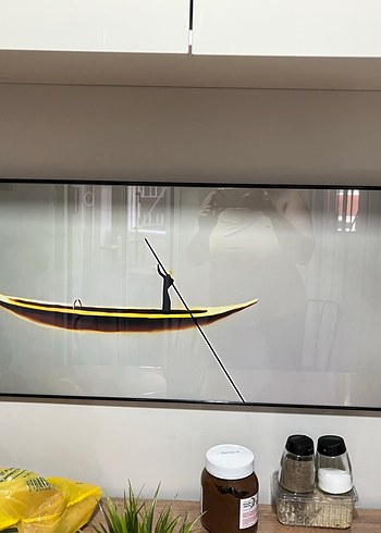 Sarı Renkte Minimalist Projektör Görüntüsü