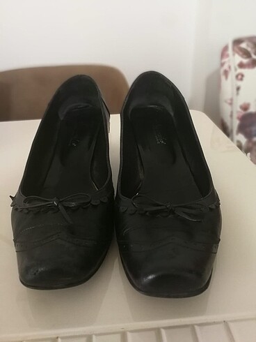 Siyah deri büyük numara topuklu ayakkabı