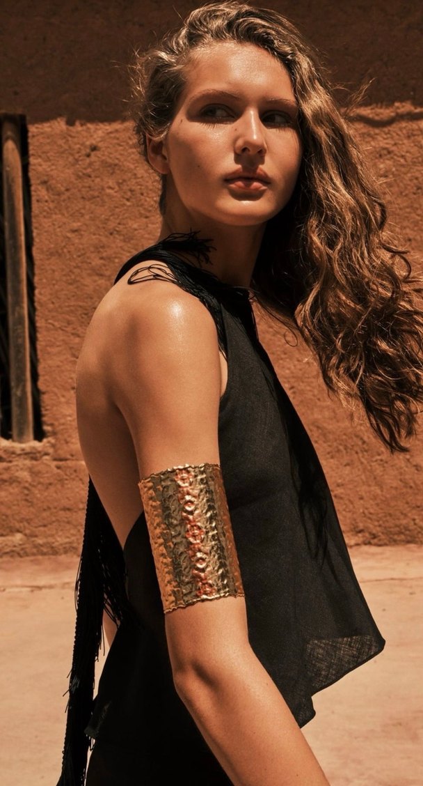 Kadın Altın Renkli Desenli Bileklik - Görsel 3