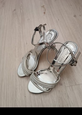 Altın Renkli Yılan Desenli Stiletto Topuklu Kadın Ayakkabı - Görsel 3