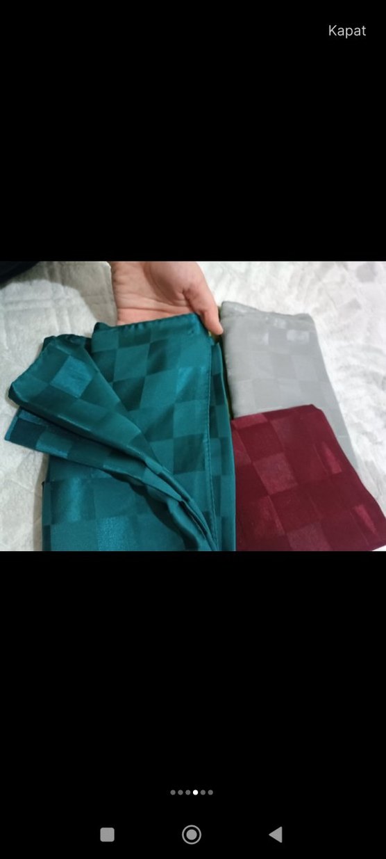 Gri Kadın Fermuarlı Modern Saten Şal - Görsel 3