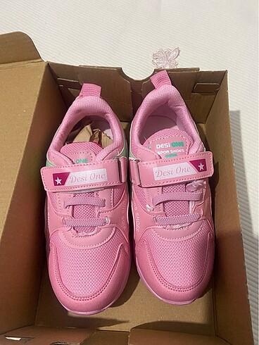 Kız çocuğu pembe renk spor ayakkabısı