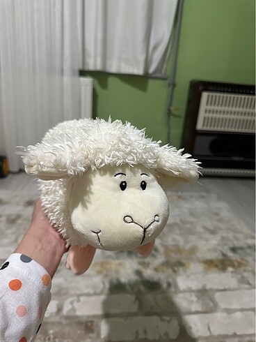 Oyuncak kuzu yastık da oluyor