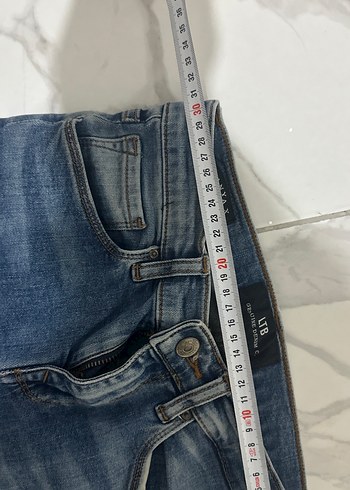 10 Yaş Beden mavi Renk Jean 24 beden ama 10 yaşa uygun