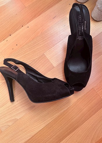 Siyah Süet Tokalı Stiletto Topuklu Ayakkabı