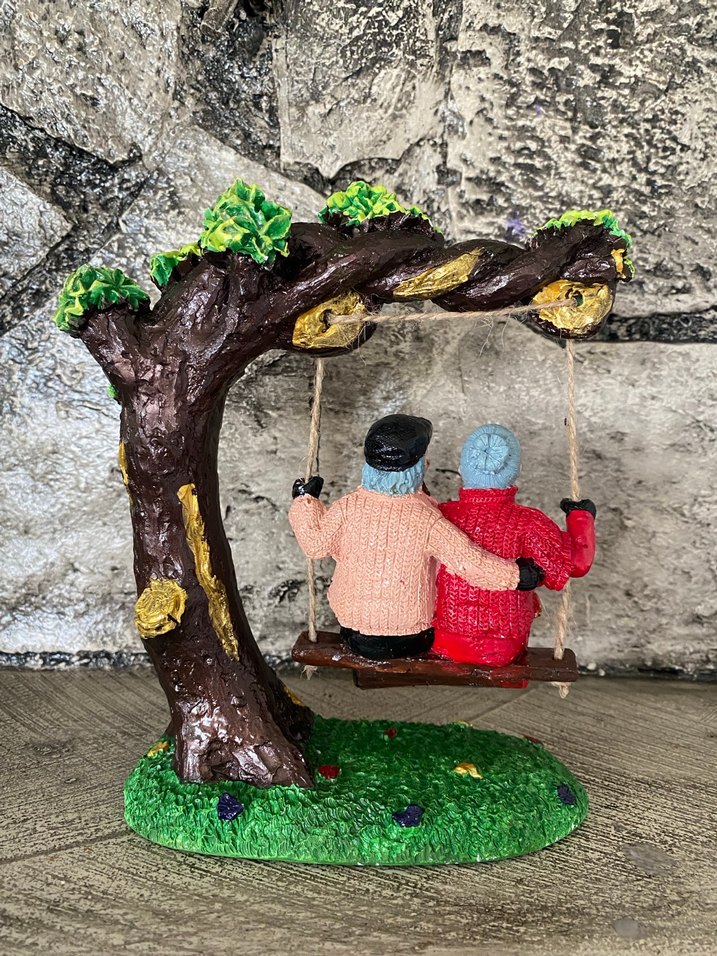 Renkli Ağaç Sallanan Yaşlı Çift Figürü - Görsel 3