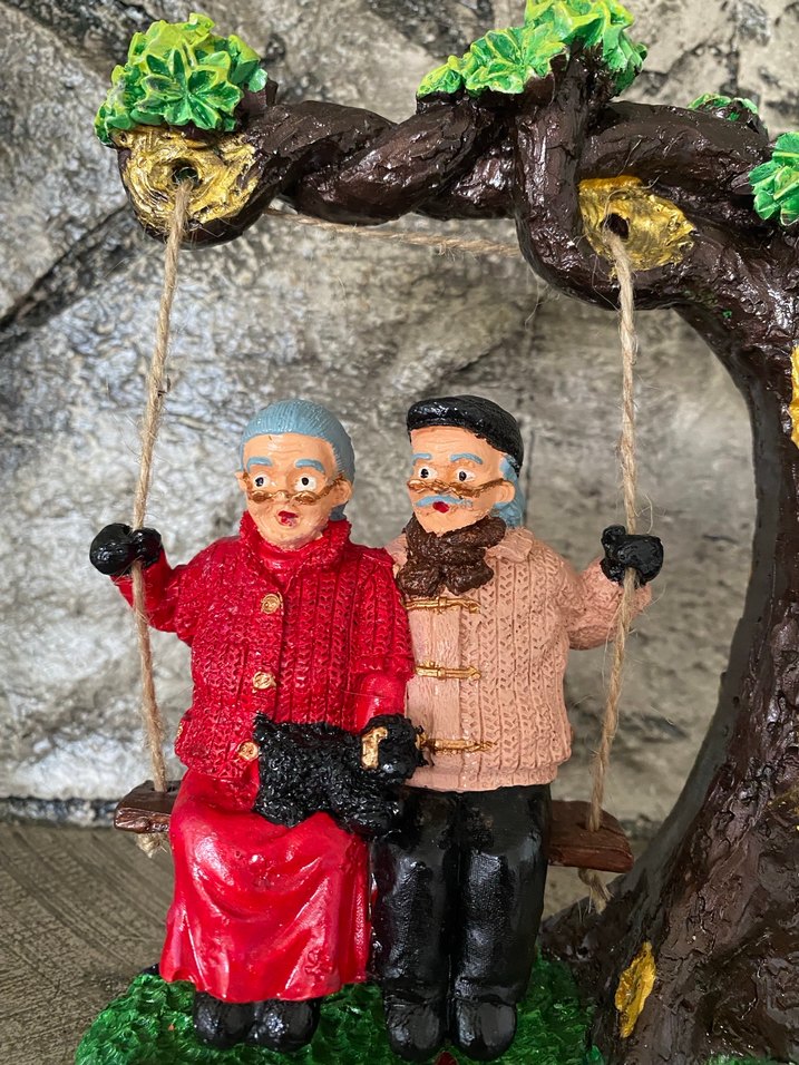 Renkli Ağaç Sallanan Yaşlı Çift Figürü - Görsel 2