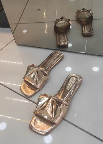 Altın Renkli Blok Topuklu Kadın Terlik