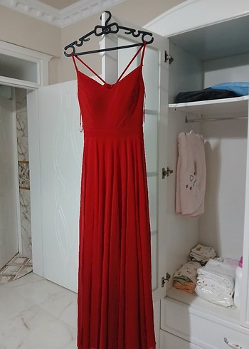 Zara Kırmızı Uzun Askılı Abiye Elbise