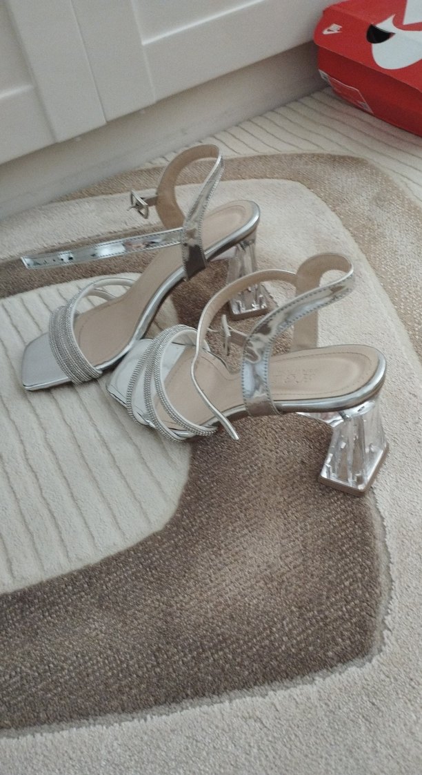 Gri Metalik Tokalı Blok Topuklu Kadın Abiye Ayakkabı - Görsel 2