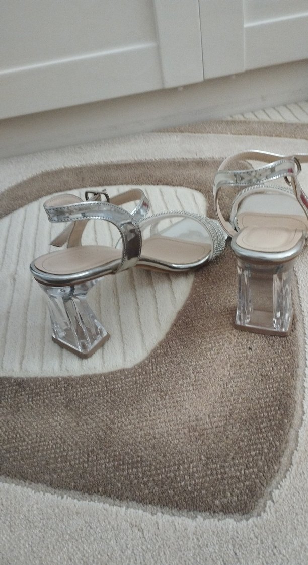 Gri Metalik Tokalı Blok Topuklu Kadın Abiye Ayakkabı - Görsel 3