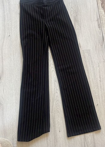 Siyah Çizgili Pilili Midi Kumaş Pantolon