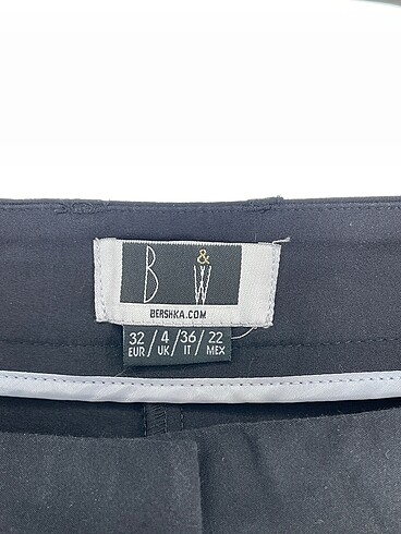 32 Beden siyah Renk PreLoved Kumaş Pantolon %70 İndirimli.
