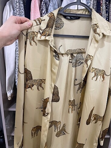 ZARA KESOPAR DESENLİ SATEN GÖMLEK