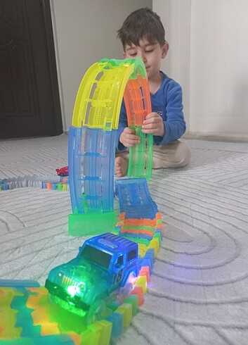 Magic Tracks Işıklı Oyuncak Arabalı Yol Yarış Pisti