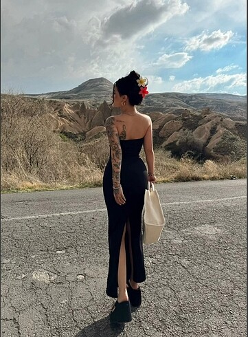 Zara Yırtmaçlı straplez Sandy elbise