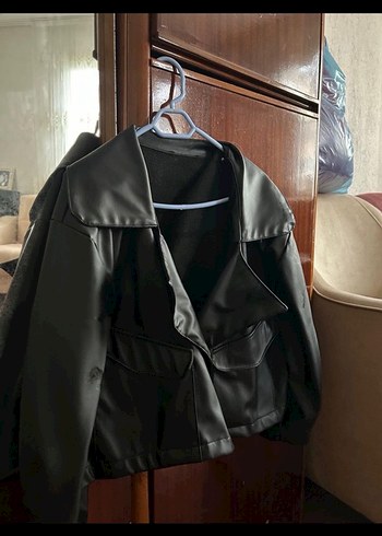 Kadın Siyah Deri Kemerli Kısa Ceket - Görsel 2