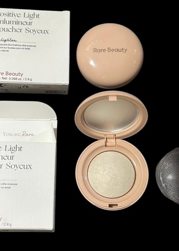 Rare Beauty Açık Ten Renkli Aydınlatıcı