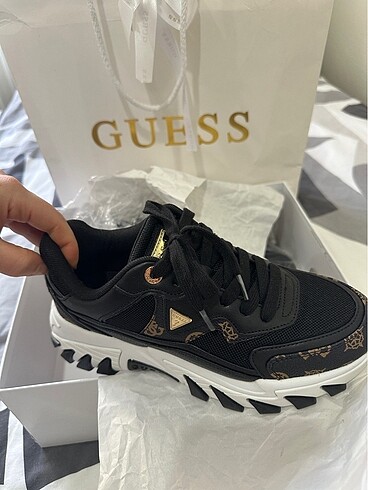 Guess sneaker