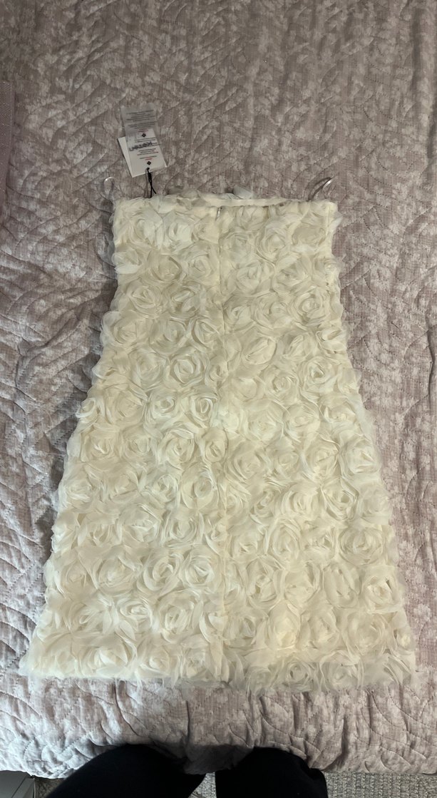 Sibil ÇetinkayaxKoton beyaz gül detaylı straplez elbise. - Görsel 3