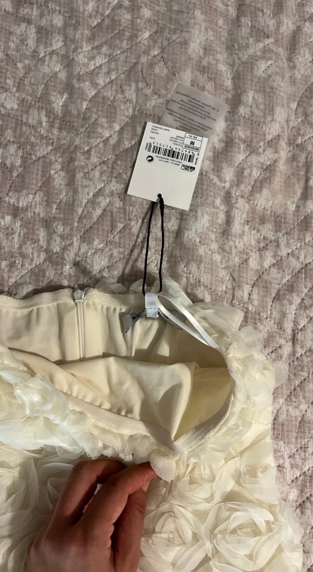 Sibil ÇetinkayaxKoton beyaz gül detaylı straplez elbise. - Görsel 2