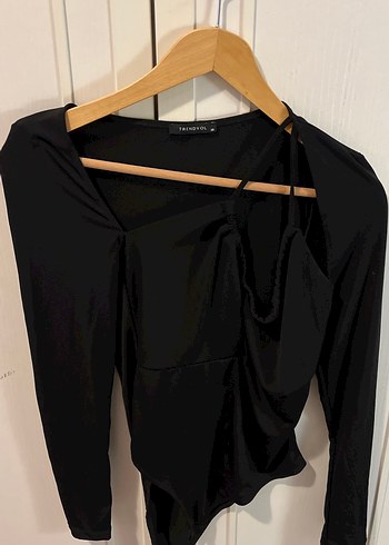 Siyah çapraz dekolte detay çıtçıtlı bluz - Görsel 3