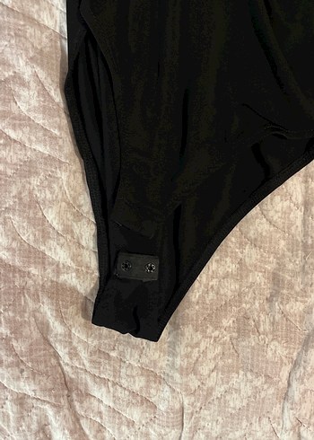 Siyah çapraz dekolte detay çıtçıtlı bluz - Görsel 2