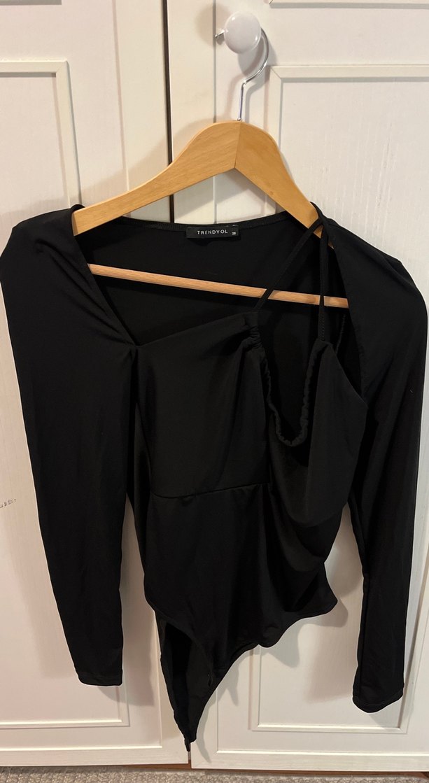 Siyah çapraz dekolte detay çıtçıtlı bluz - Görsel 3