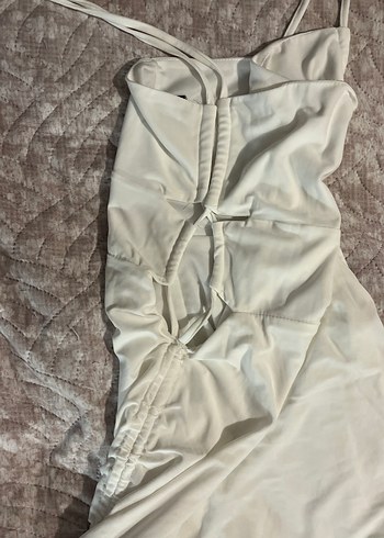 Beyaz yanları büzgülü askılı elbise - Görsel 2