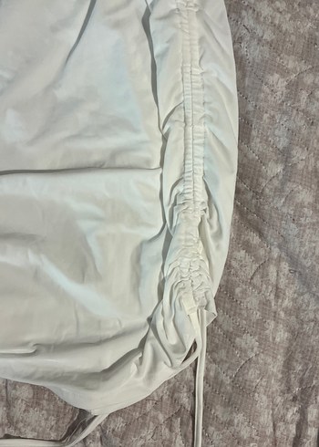 Beyaz yanları büzgülü askılı elbise - Görsel 3