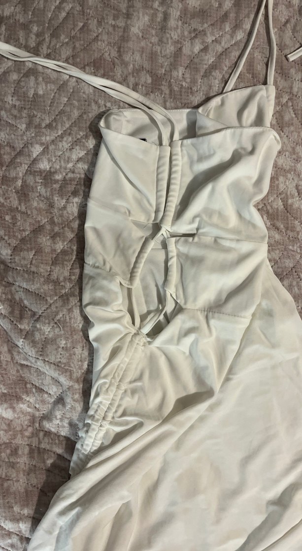 Beyaz yanları büzgülü askılı elbise - Görsel 2