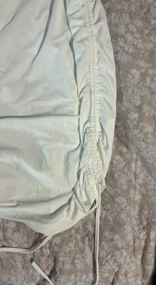 Beyaz yanları büzgülü askılı elbise - Görsel 3