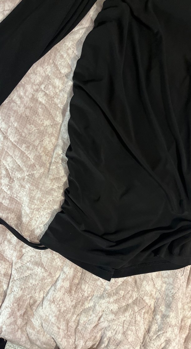 Siyah Drapeli Tek Kollu Mini Elbise - Görsel 3