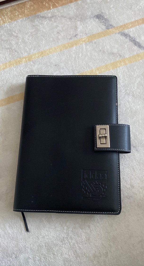 Siyah Parlak Kapaklı Planlayıcı - Görsel 2