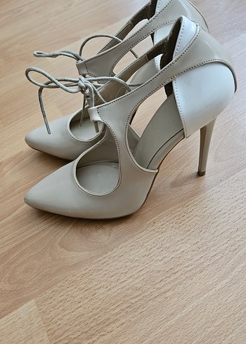 Bej Deri Bağcıklı Stiletto