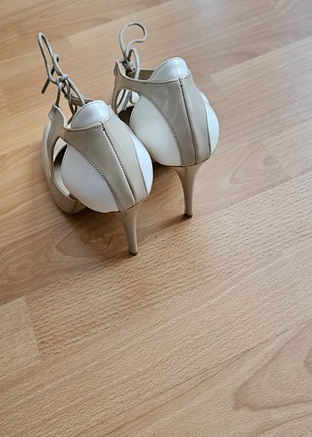 37 Beden ten rengi Renk Bej Deri Bağcıklı Stiletto