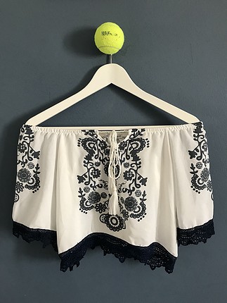 Beyaz Lacivert Dantel Detaylı Top
