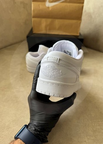 38 Beden beyaz Renk NİKE AİR JORDAN 1 LOW SE WHİTE