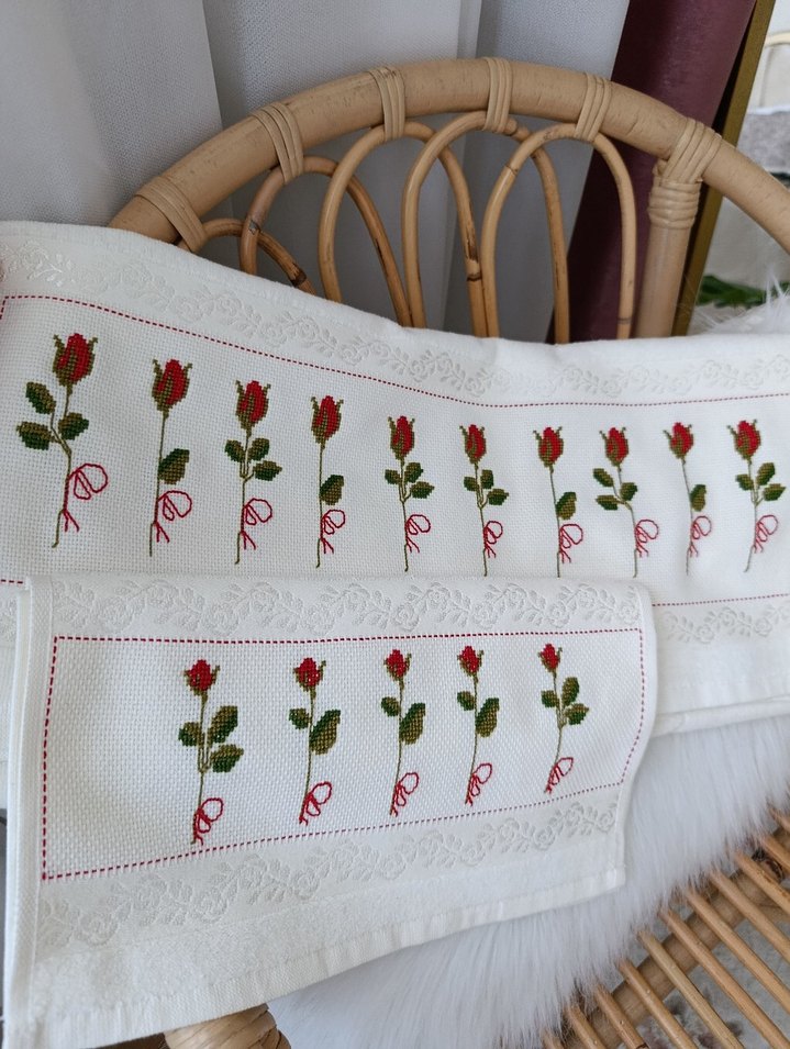 Nakışlı Beyaz Gül Desenli Havlu - Görsel 2