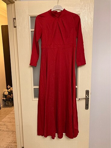 Düz kırmızı elbise