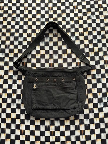 Grunge Kuşgözü Detaylı Siyah Askılı Çanta