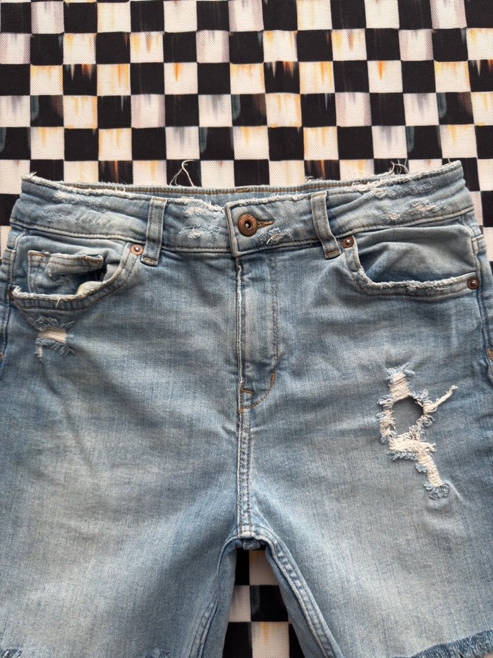 H&M Yırtık Detaylı Yüksek Bel Kot Şort — görsel 3/7