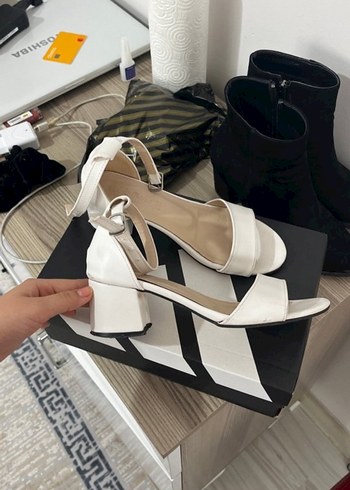 Beyaz Tokalı Kadın Topuklu Sandalet - Görsel 2