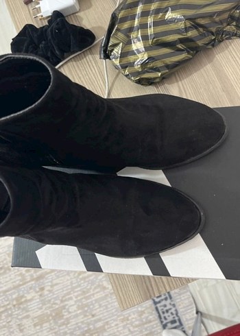 Siyah Süet Tokalı Topuklu Kadın Bot - Görsel 3