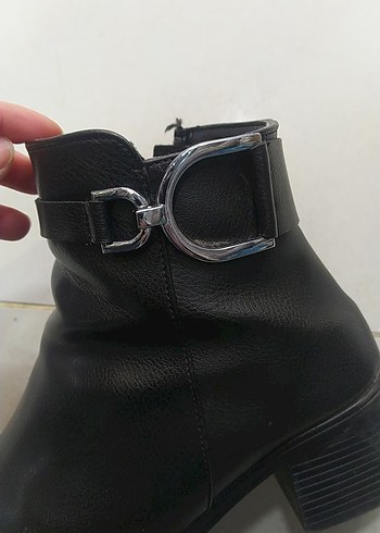Kadın Siyah Deri Tokalı Topuklu Bot - Görsel 4