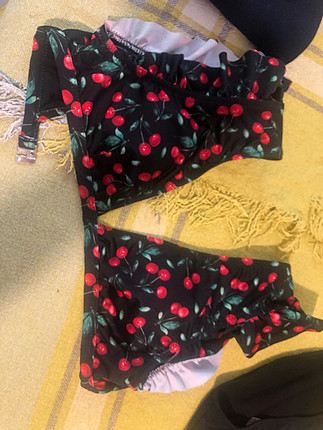 Bikini üstü kirazlı