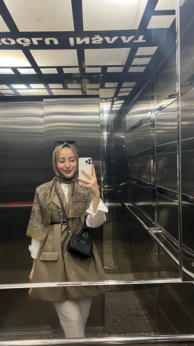 Yeşil yelek ve etnik desen şal - Görsel 2