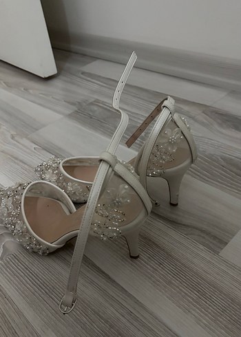 38 İnci İşlemeli Beyaz Stiletto Topuklu Kadın Ayakkabı - Görsel 2
