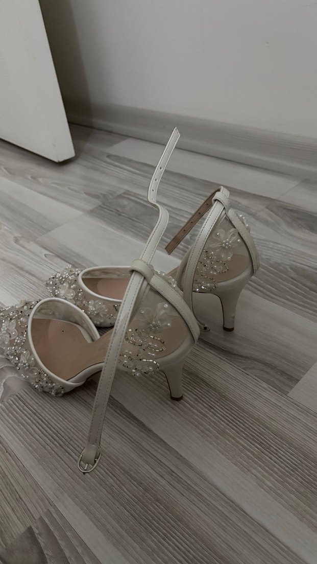 38 İnci İşlemeli Beyaz Stiletto Topuklu Kadın Ayakkabı - Görsel 2